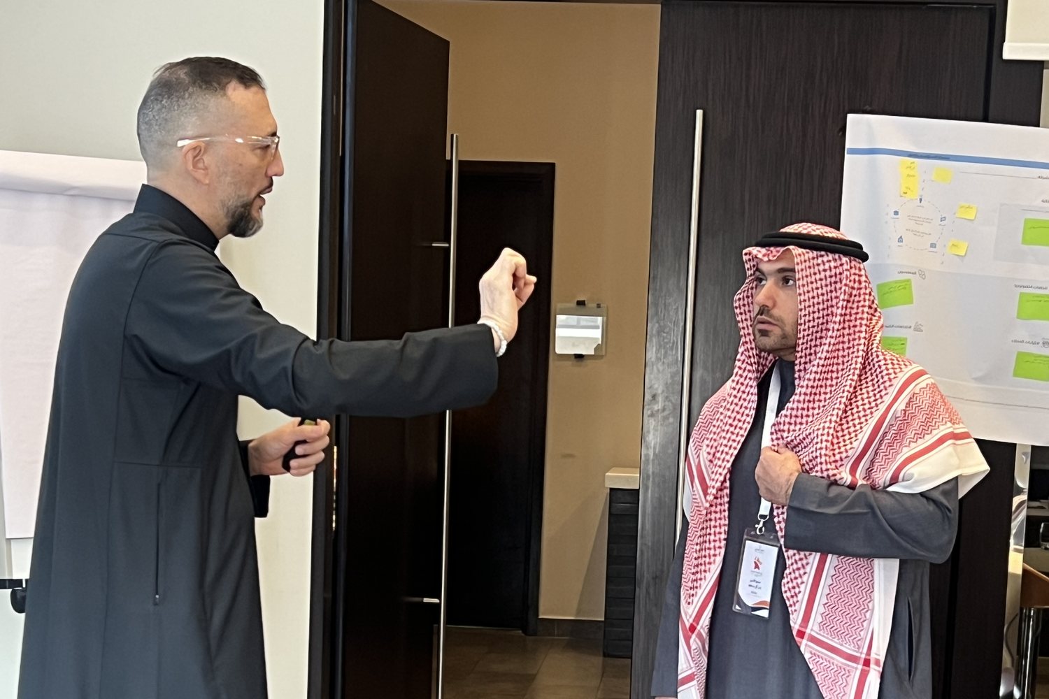 سهيل القصيبي أثناء العمل مع أحد المشاركين في الورشة